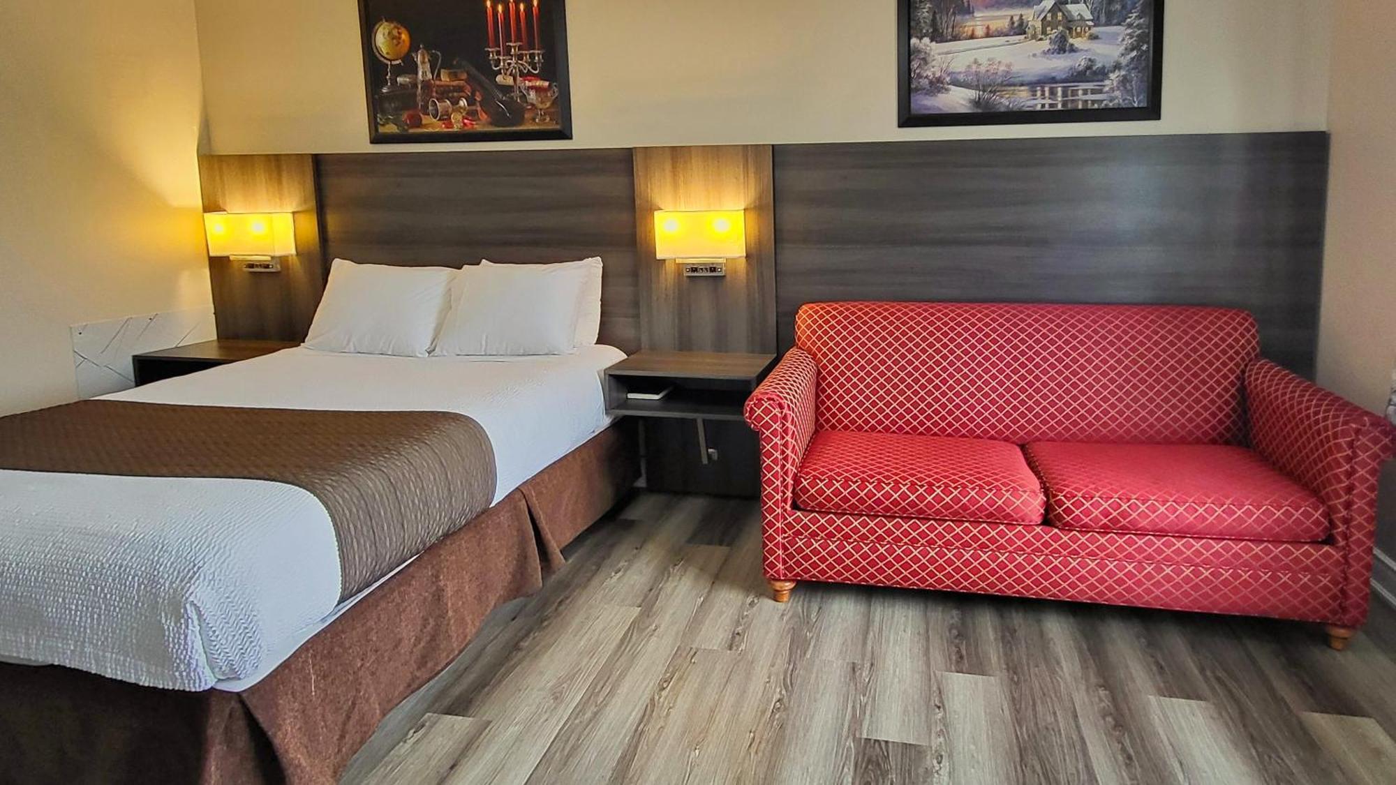 Maple Leaf Inn & Suites Кинкардин Экстерьер фото